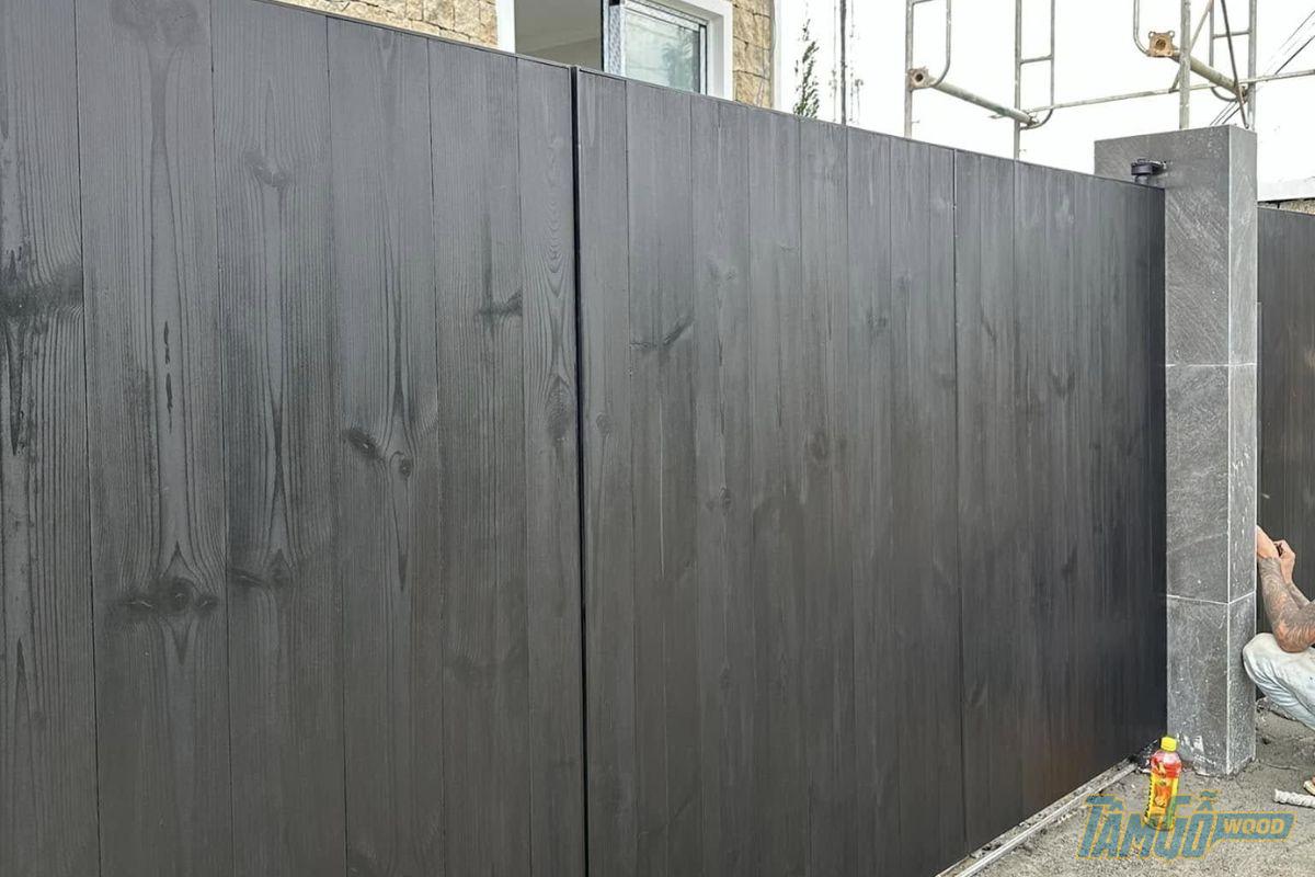 Mẫu cửa cổng làm bằng thermo Pine