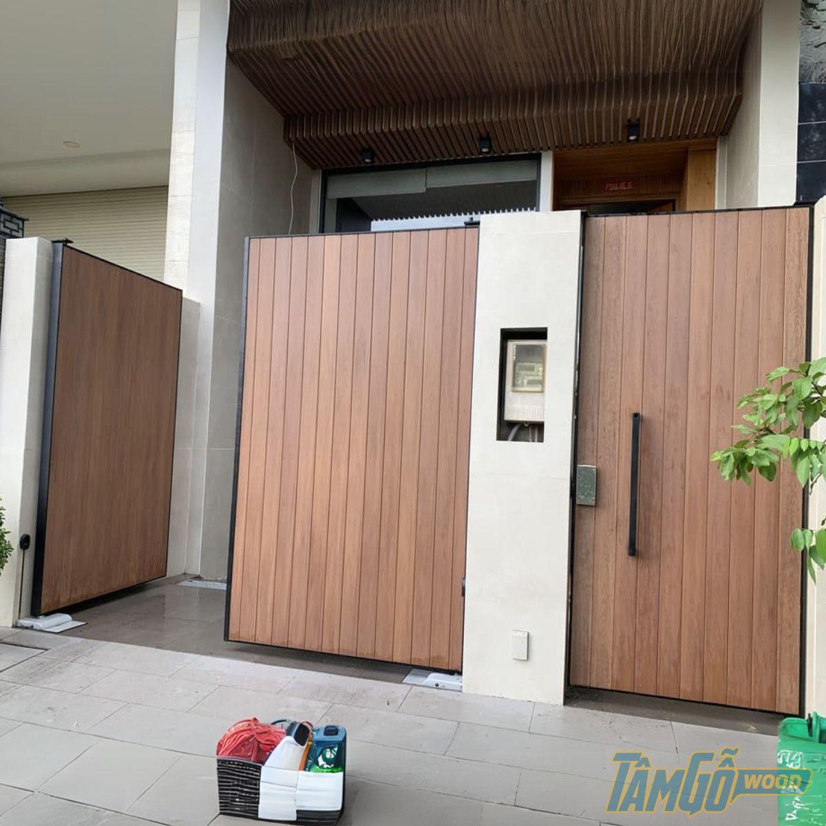 cua nhua composite tam go